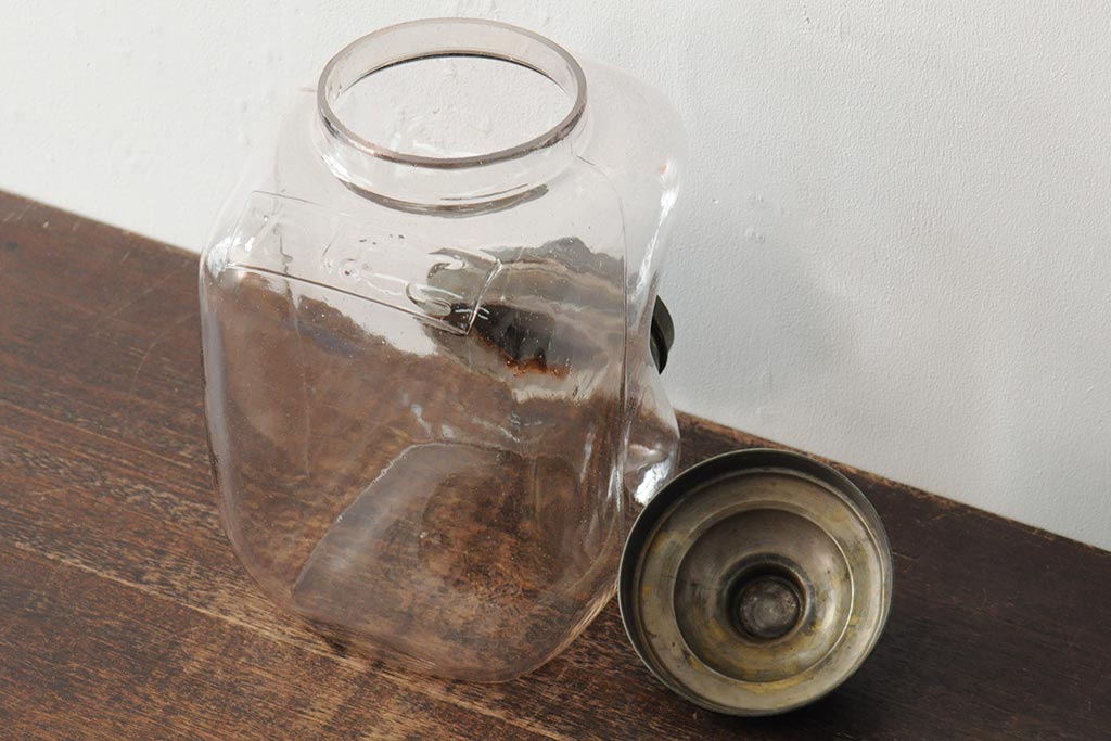 アンティーク雑貨　エンボス入り　レトロな空間づくりにおすすめな古いタバコ屋のガラス瓶(ガラスビン、タバコ瓶)(R-043923)