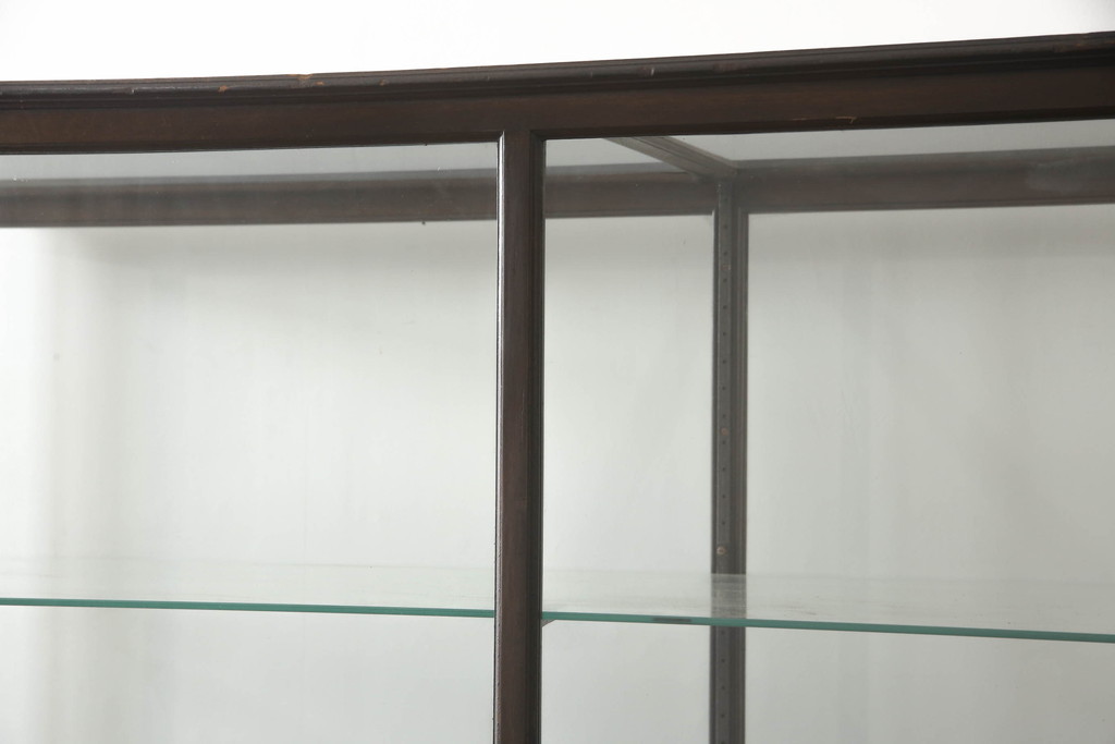 イギリスアンティーク　すっきりしたデザインでも存在感抜群の大きなガラスケース(Gケース、ショーケース、飾り棚、陳列棚、店舗什器、英国)(R-070365)