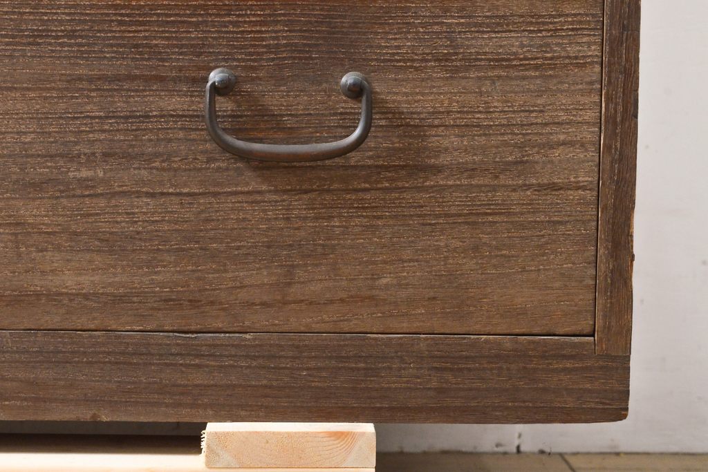 和製アンティーク　レトロ家具　桐材　 素朴な佇まいが落ち着きのある空間を演出する箪笥2段(ローボード、テレビ台、チェスト、引き出し、桐箪笥、桐たんす)(R-055535)