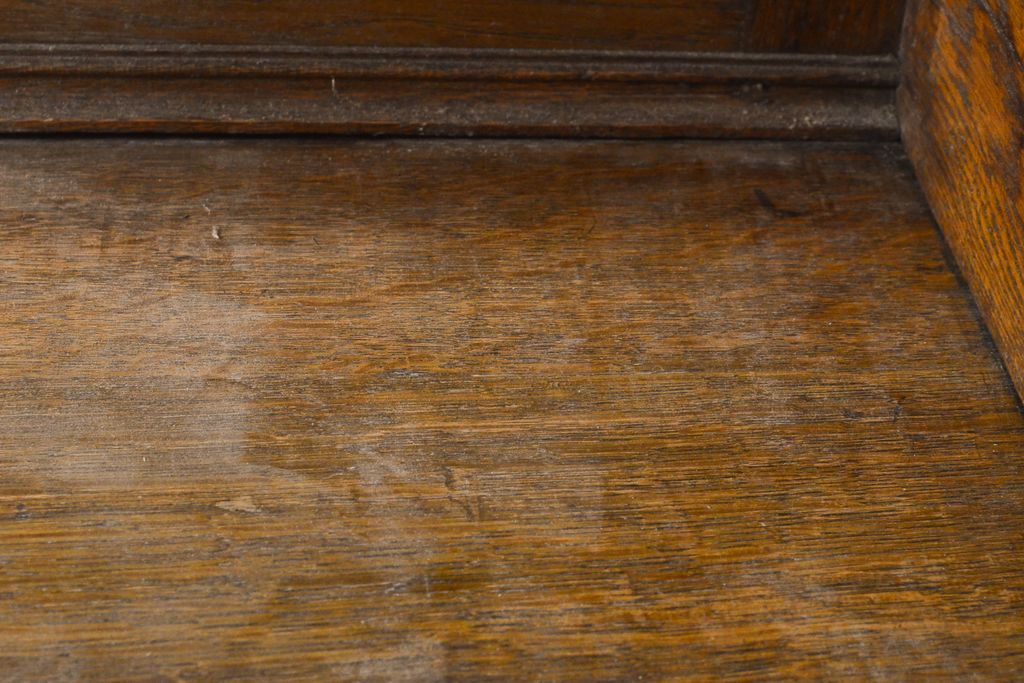  ベルギーアンティーク　オーク材　随所に施された細やかな意匠が目を引くカップボード(キャビネット、サイドボード、食器棚、収納棚、戸棚)(R-055536)
