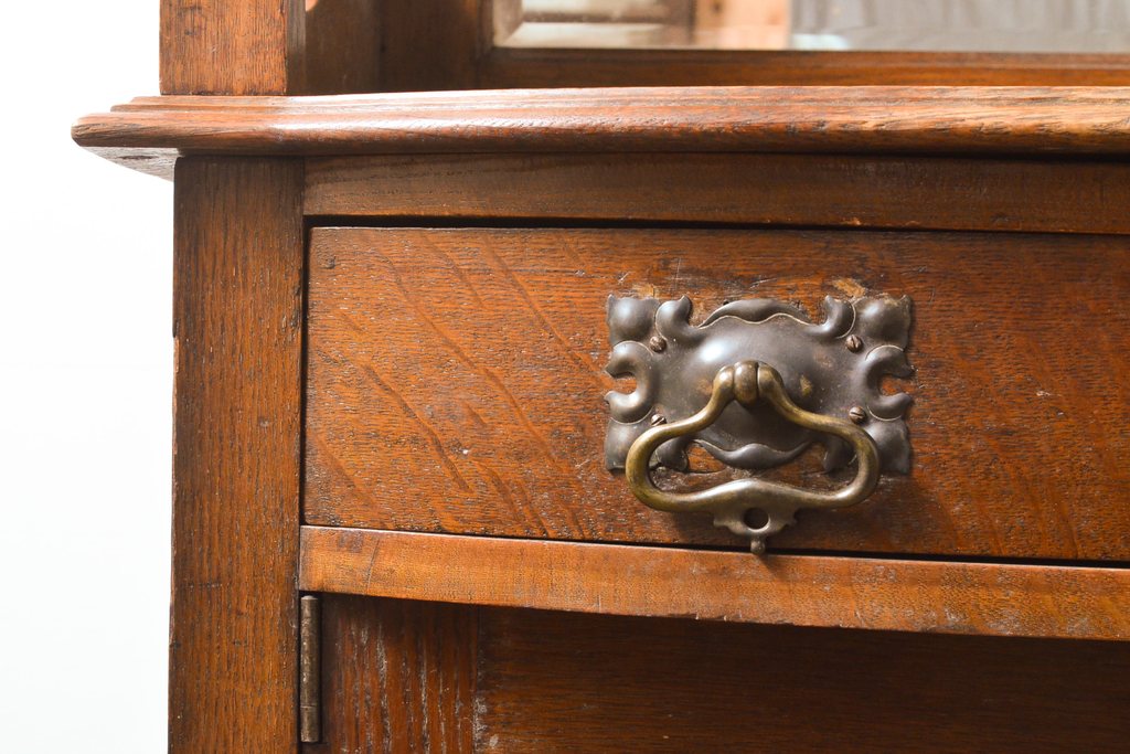  ベルギーアンティーク　オーク材　随所に施された細やかな意匠が目を引くカップボード(キャビネット、サイドボード、食器棚、収納棚、戸棚)(R-055536)