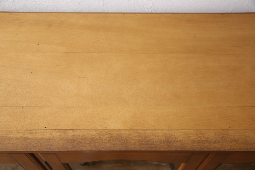 中古　美品　横浜ダニエル(daniel)　脚(台輪)付きリメイク　優雅な佇まいが気品を感じさせるサイドボード(キャビネット、収納棚、戸棚、飾り棚、カップボード)(R-055562)