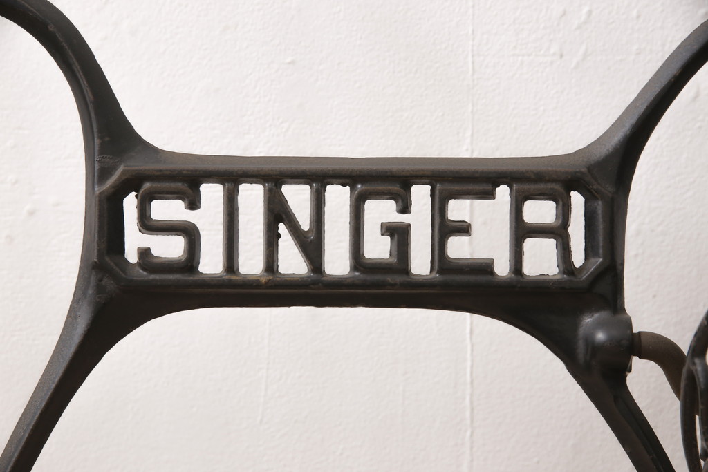 イギリスアンティーク　SINGER(シンガー)社　レトロな佇まいがお洒落なミシンの鉄脚(シンガーミシン、ミシンテーブル、ミシン台)(R-055631)