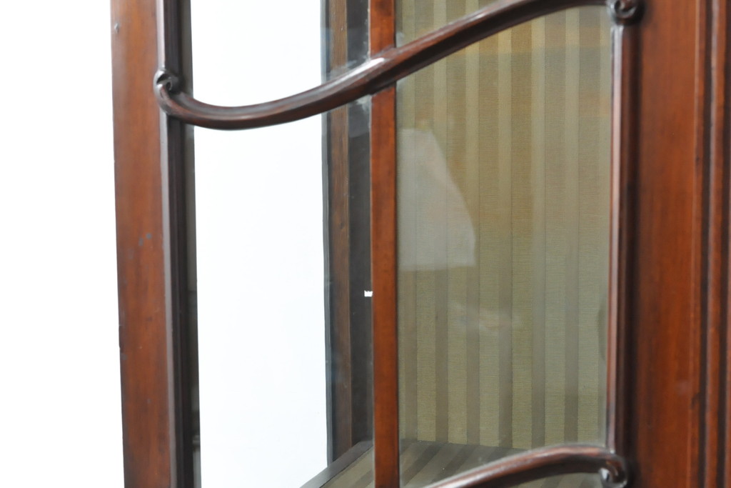 イギリスアンティーク　極上品　マホガニー材　曲線的で優雅なデザインが美しい最高級キャビネット(ガラスケース、戸棚、収納棚、飾り棚)(R-055658)
