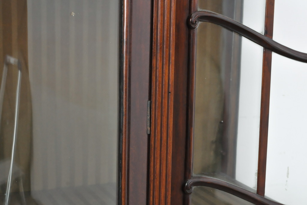 イギリスアンティーク　極上品　マホガニー材　曲線的で優雅なデザインが美しい最高級キャビネット(ガラスケース、戸棚、収納棚、飾り棚)(R-055658)