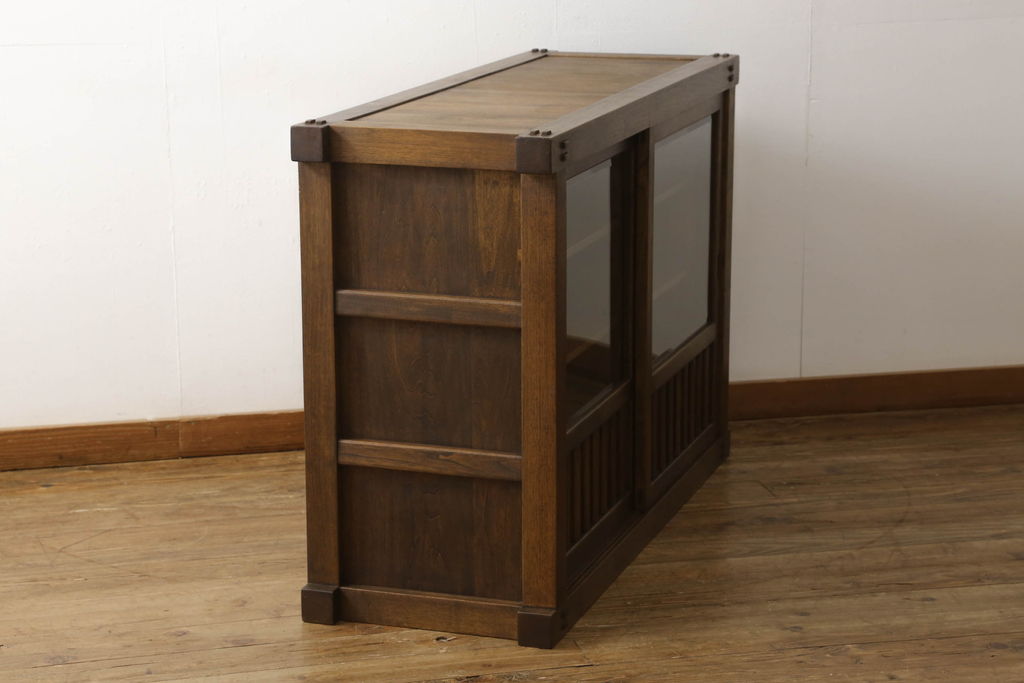 中古　美品　重厚　国産　職人手造り家具　框組み　どっしりとした佇まいが目を引く水屋箪笥サイドボード(戸棚、収納棚、食器棚)(R-059856)