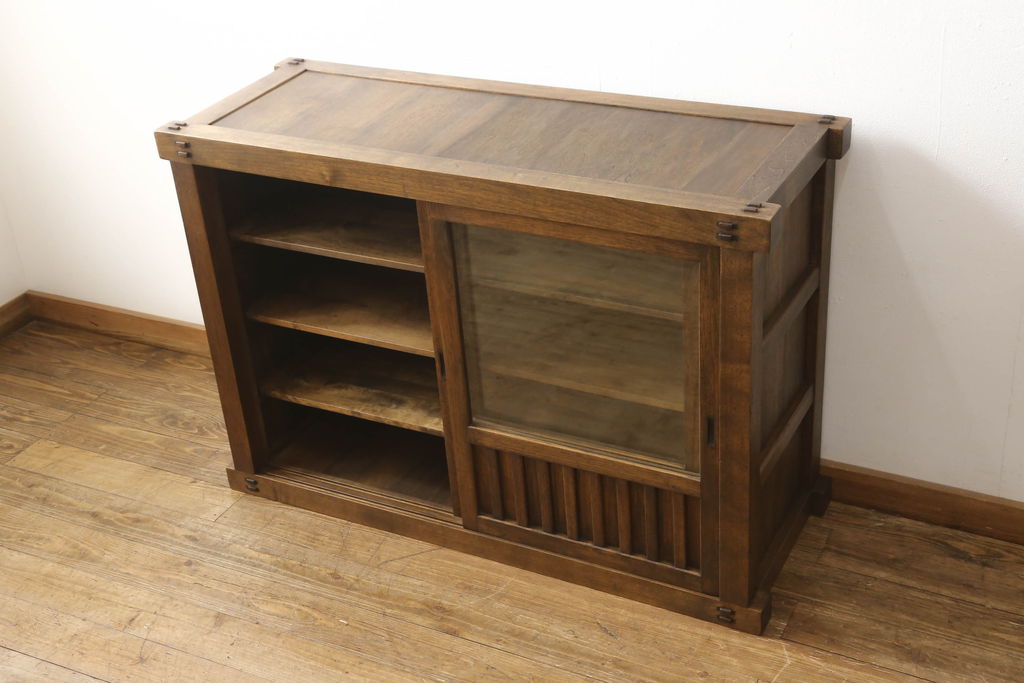 中古　美品　重厚　国産　職人手造り家具　框組み　どっしりとした佇まいが目を引く水屋箪笥サイドボード(戸棚、収納棚、食器棚)(R-059856)