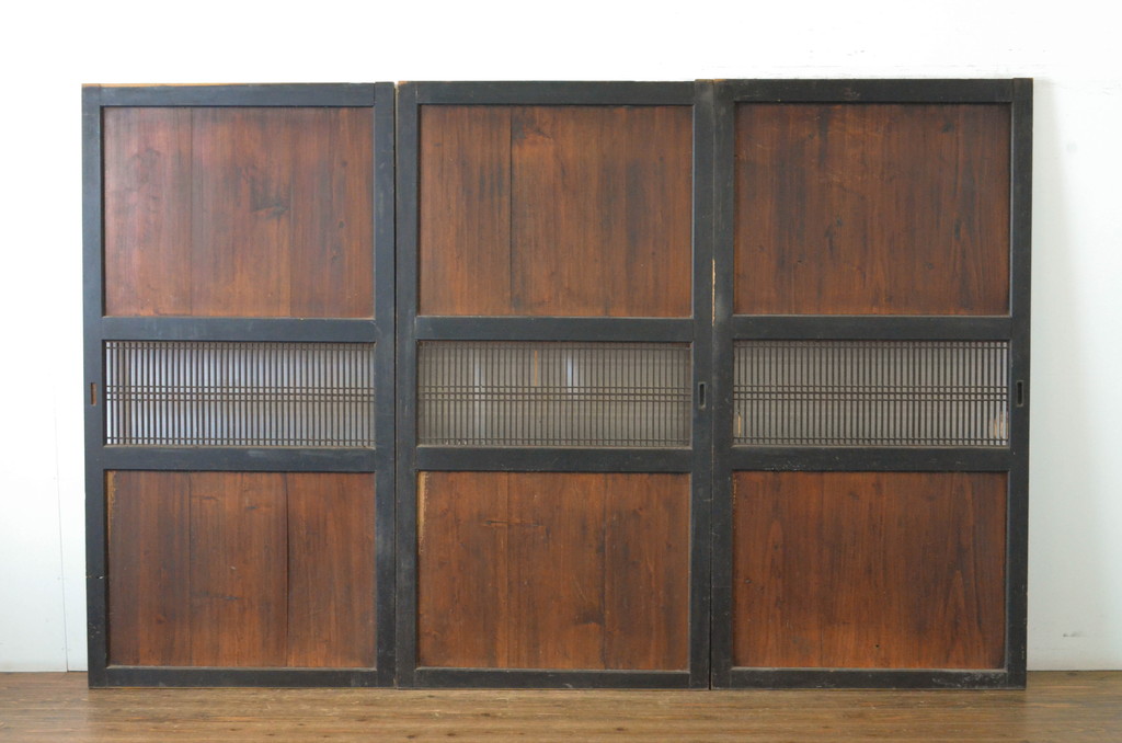 アンティーク建具　使い込まれた雰囲気の格子帯戸3枚セット(引き戸、板戸、格子戸)(R-064641)
