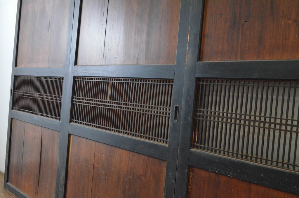 アンティーク建具　使い込まれた雰囲気の格子帯戸3枚セット(引き戸、板戸、格子戸)(R-064641)