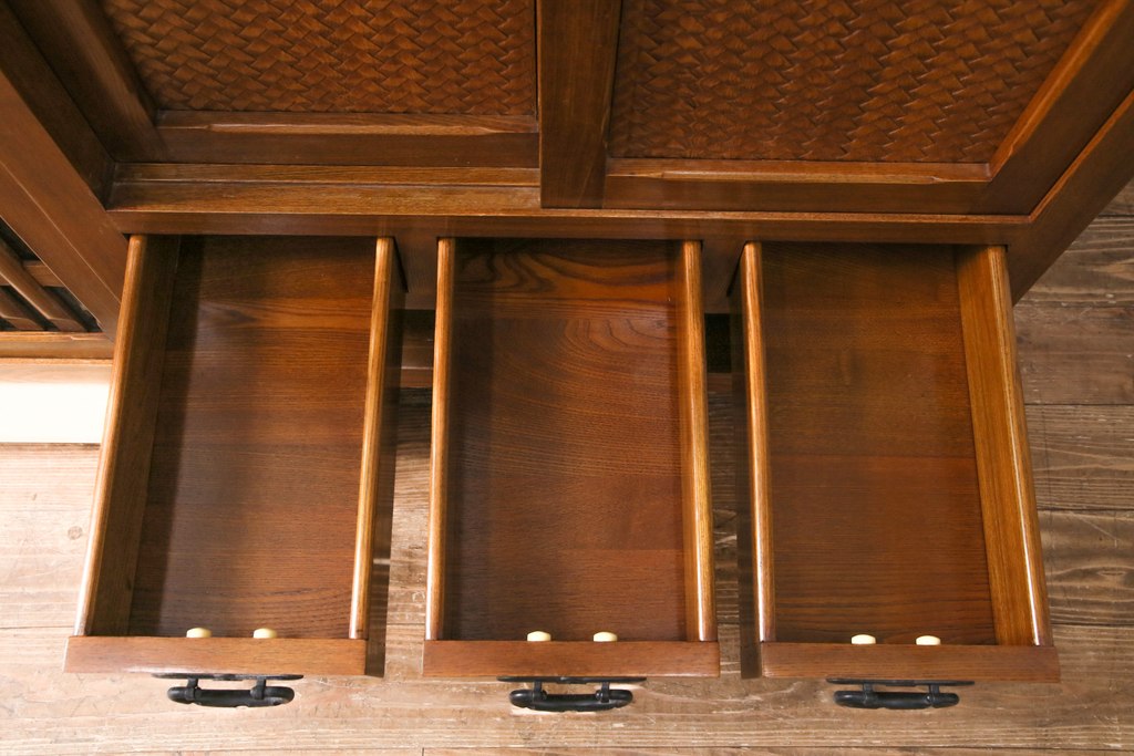 中古　美品　総ニレ無垢材　網代風のデザインが和の趣を高める水屋箪笥サイドボード(収納棚、戸棚、キャビネット)(R-050714)