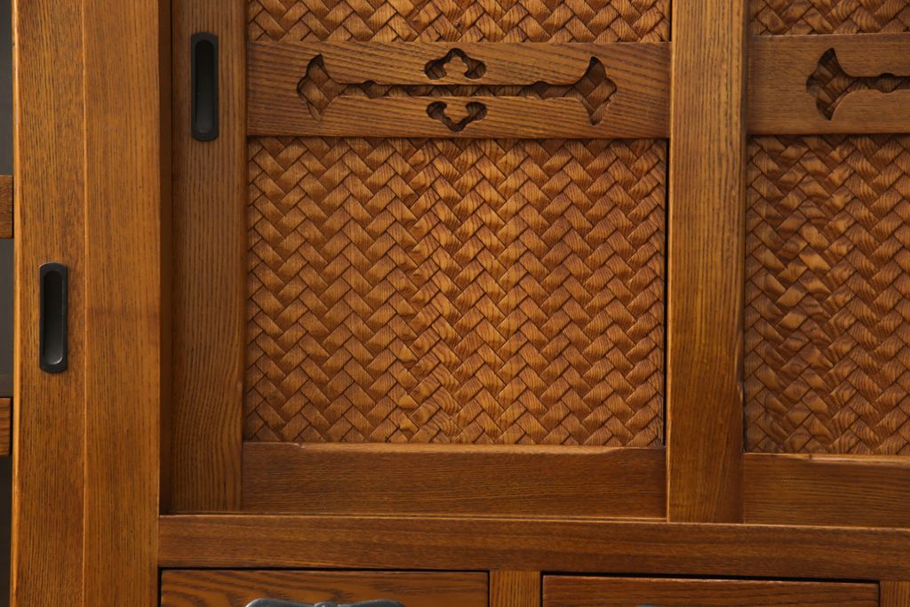 中古　美品　総ニレ無垢材　網代風のデザインが和の趣を高める水屋箪笥サイドボード(収納棚、戸棚、キャビネット)(R-050714)