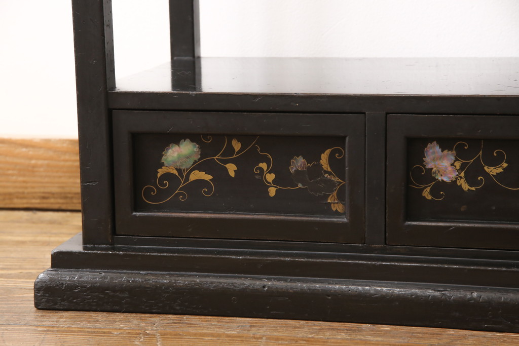 和製アンティーク　政岡　漆塗り　繊細で美しい螺鈿細工が目を引く飾り棚(茶棚、戸棚、収納棚)(R-053928)