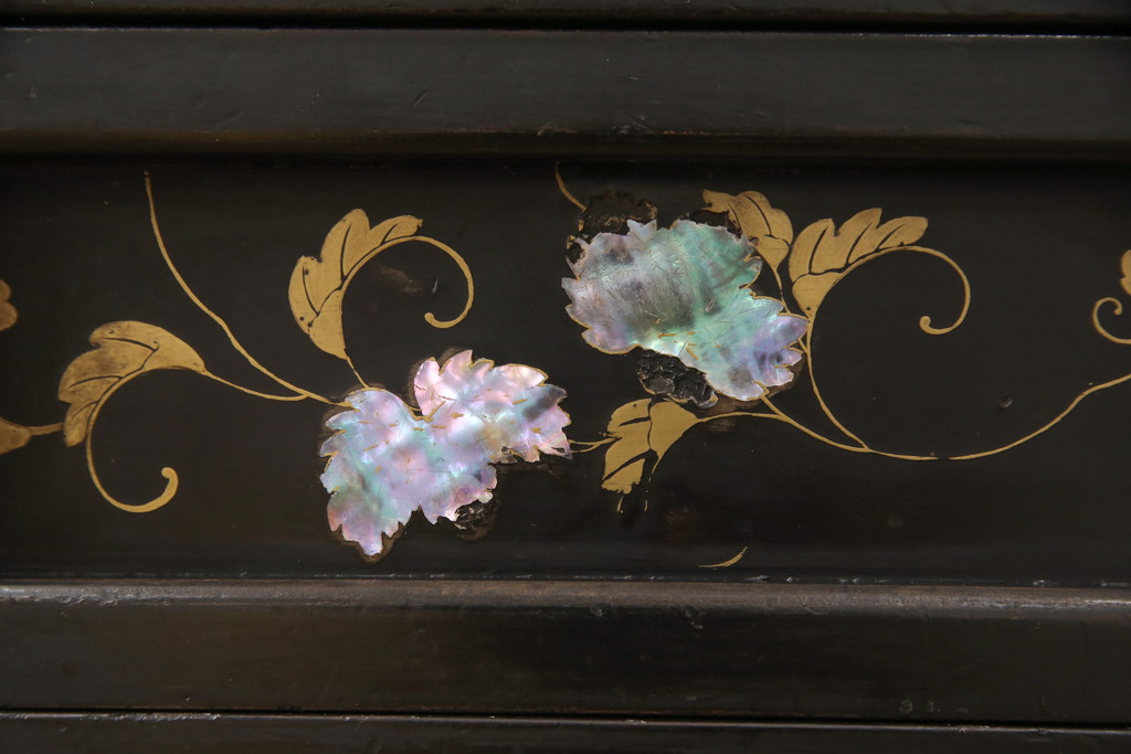 和製アンティーク　政岡　漆塗り　繊細で美しい螺鈿細工が目を引く飾り棚(茶棚、戸棚、収納棚)(R-053928)