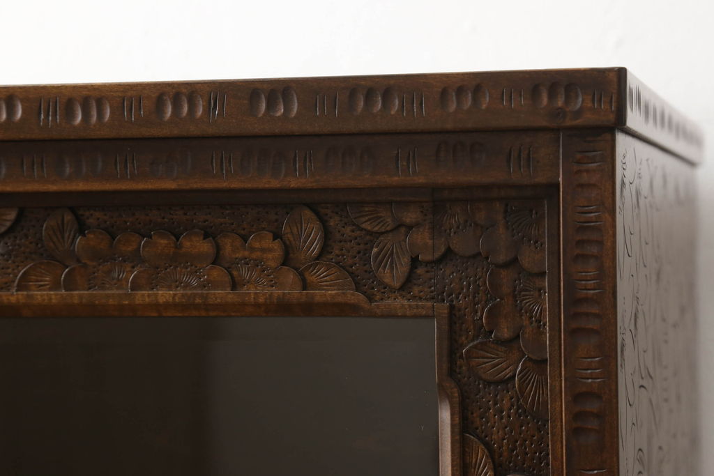中古　美品　軽井沢彫り　隅々まで施された桜の彫刻が美しい収納棚(戸棚、飾り棚、キャビネット)(R-059454)