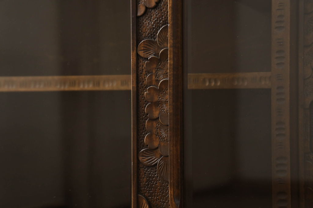 中古　美品　軽井沢彫り　隅々まで施された桜の彫刻が美しい収納棚(戸棚、飾り棚、キャビネット)(R-059454)