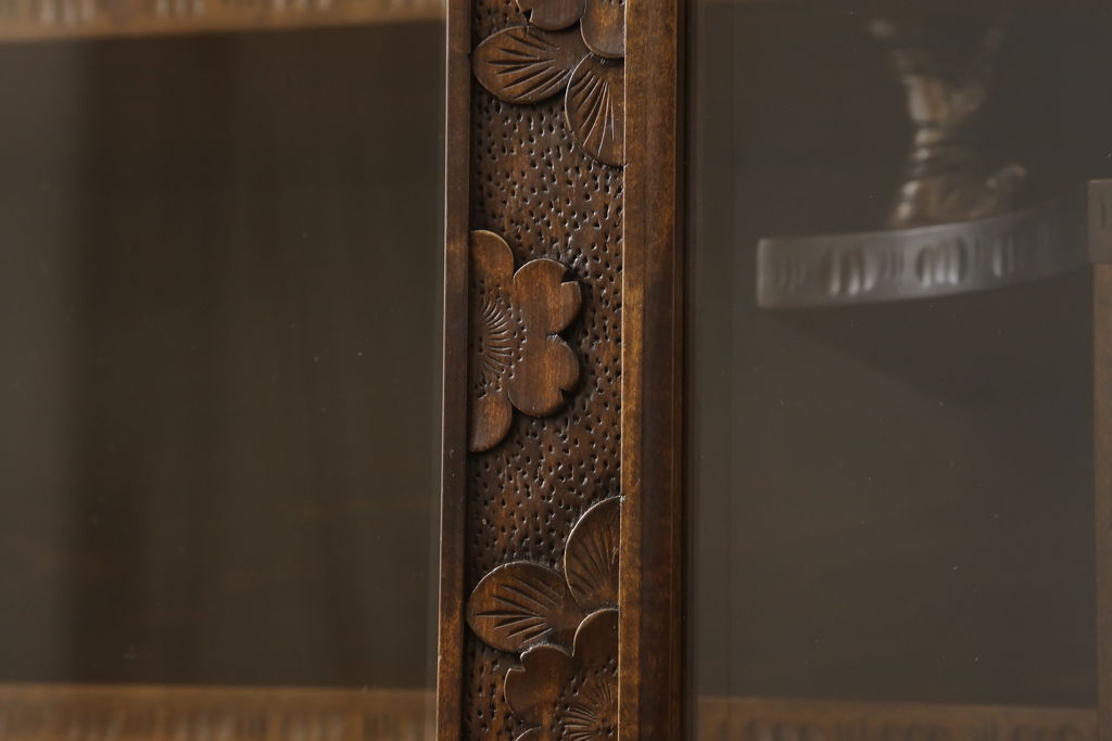 中古　美品　軽井沢彫り　隅々まで施された桜の彫刻が美しい収納棚(戸棚、飾り棚、キャビネット)(R-059454)