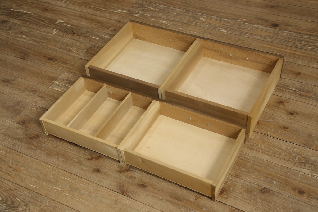 中古　横浜クラシック家具　ノックオンウッド(knockonwood)　Hand Made　上品なデザインが美しいカップボード(食器棚、飾り棚、戸棚、収納棚、キャビネット)(定価約55万円)(R-059932)