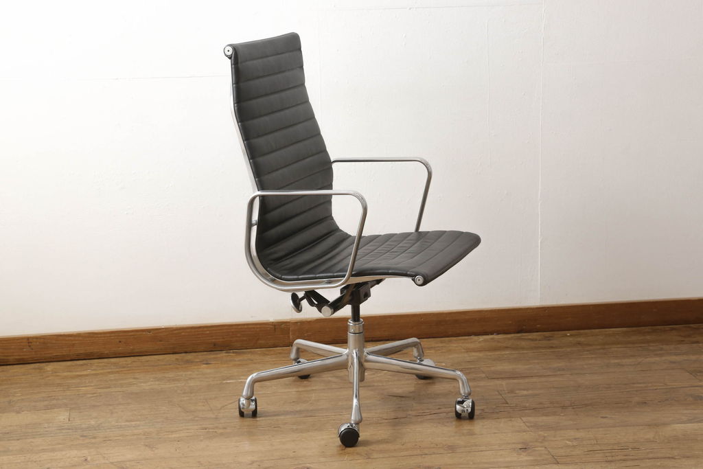 中古　超美品　Hermanmiller(ハーマンミラー社)　イームズアルミナムグループ　キャスター付き　くつろぎの快適な空間を演出するエグゼクティブチェア(オフィスチェア、アームチェア、椅子)(定価約32万円)(R-055372)