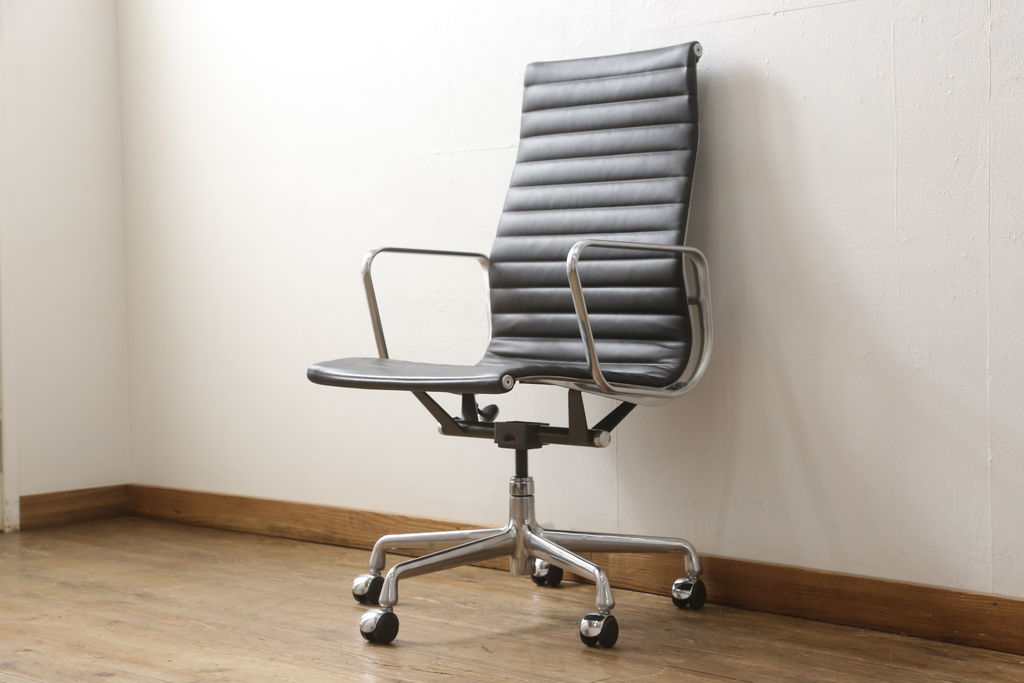 中古　超美品　Hermanmiller(ハーマンミラー社)　イームズアルミナムグループ　キャスター付き　くつろぎの快適な空間を演出するエグゼクティブチェア(オフィスチェア、アームチェア、椅子)(定価約32万円)(R-055372)