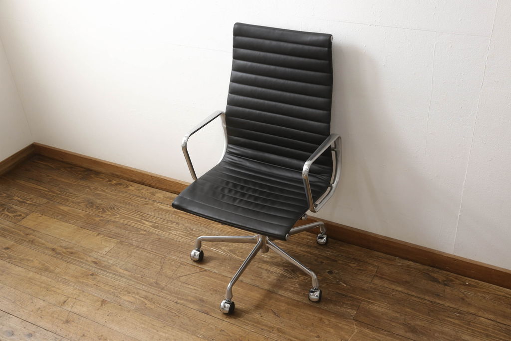 中古　超美品　Hermanmiller(ハーマンミラー社)　イームズアルミナムグループ　キャスター付き　くつろぎの快適な空間を演出するエグゼクティブチェア(オフィスチェア、アームチェア、椅子)(定価約32万円)(R-055372)