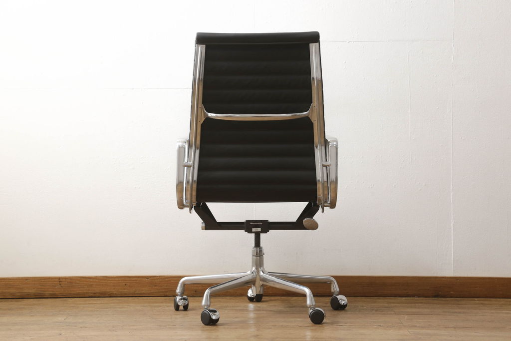 中古　超美品　Hermanmiller(ハーマンミラー社)　イームズアルミナムグループ　キャスター付き　くつろぎの快適な空間を演出するエグゼクティブチェア(オフィスチェア、アームチェア、椅子)(定価約32万円)(R-055372)