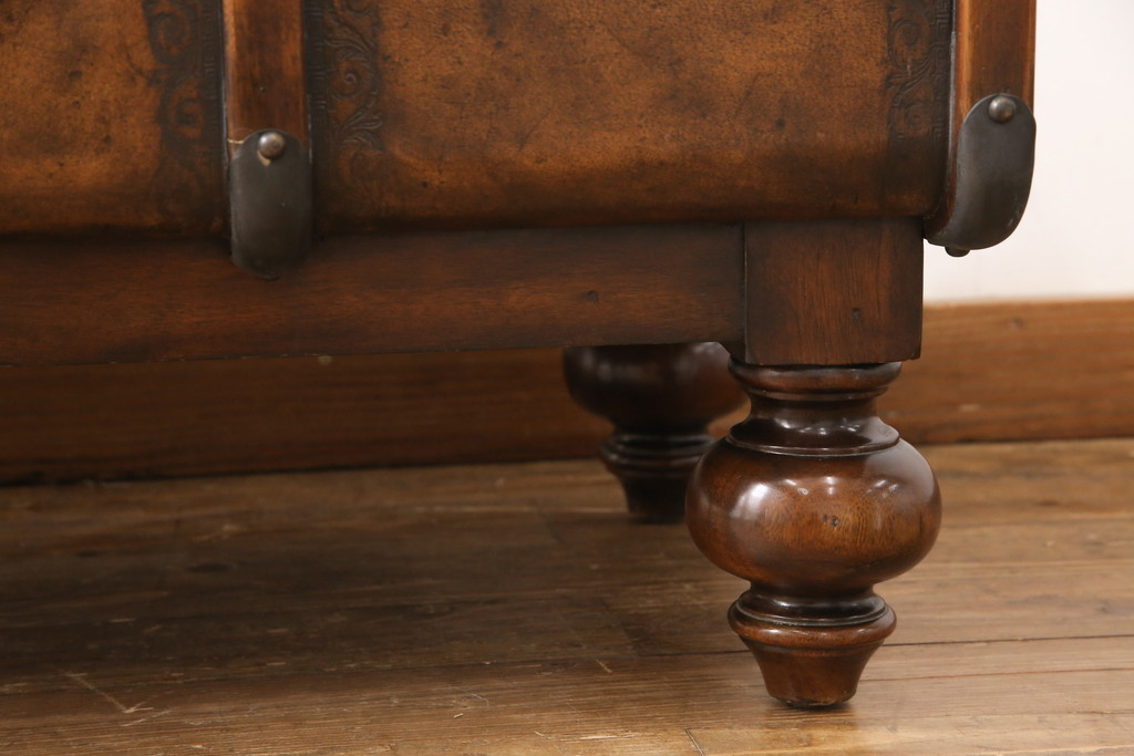 中古　極美品　イギリス　THEODORE ALEXANDER(セオドア アレキサンダー)　一風変わったデザインが面白いトランクテーブル(定価約40万円)(センターテーブル、ローテーブル)(R-052592)
