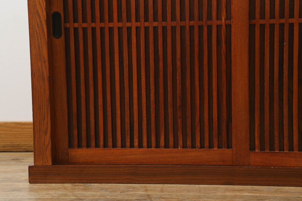 中古　美品　ニレ材　上質な和の空間を演出する格子引き戸の二段重ね水屋箪笥(食器棚、茶箪笥、キャビネット、収納棚、戸棚、店舗什器)(R-071828)