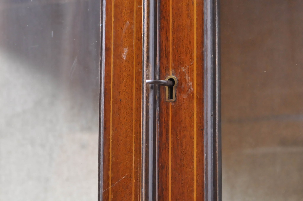 イギリスアンティーク　マホガニー材　象嵌入り　シャープな脚のデザインがお洒落なガラスキャビネット(キュリオケース、ガラスケース、コレクションケース、飾り棚、陳列棚、英国)(R-065903)