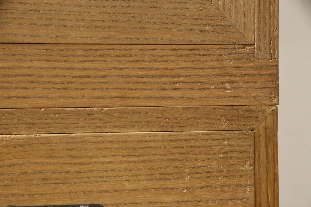 3段重ね桐箪笥をローボードと2段重ね箪笥にリメイク!上段は引き戸に麻の葉模様のガラスをはめ込み、引手を交換。脚を取り付けてオーク系で着色し、ローボードに。中段・下段は重ねても別々でも使える重ね箪笥に。中段の仕切りを棚板として使えるよう補強し、木地色仕上げに。