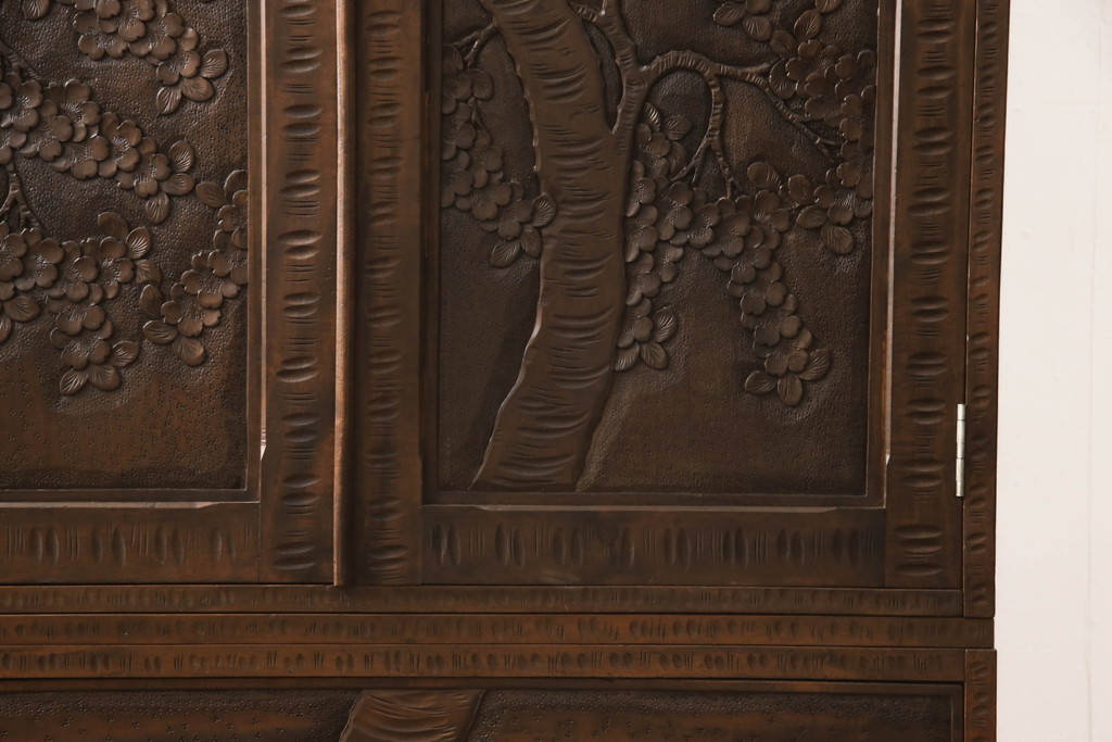 中古　美品　軽井沢彫り　細やかな彫刻が目を引くワードローブ(洋服タンス、収納棚、引き出し)(R-054174)