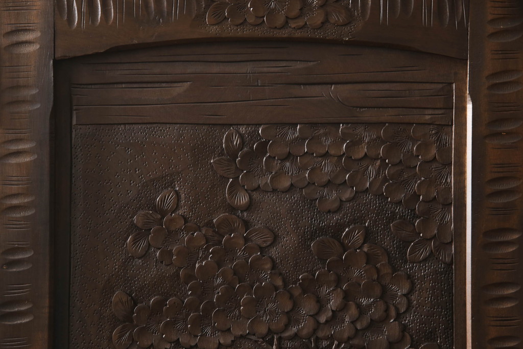 中古　美品　軽井沢彫り　細やかな彫刻が目を引くワードローブ(洋服タンス、収納棚、引き出し)(R-054174)