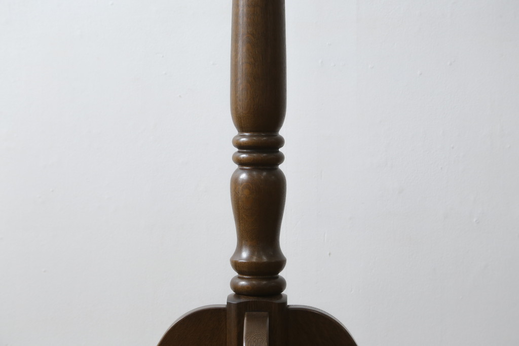中古　美品　カリモク(karimoku)　ナラ材　シックな色合いと品のある佇まいが魅力のポールハンガー(コートハンガー、帽子掛け、店舗什器)(R-077938)