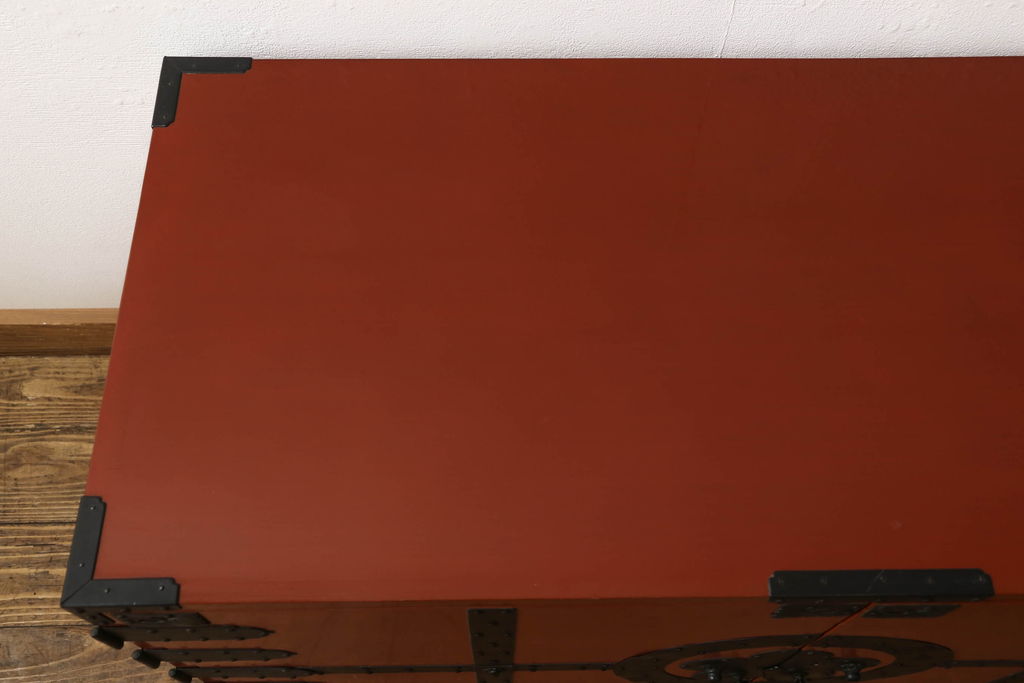 和製ビンテージ　手打ち金具　中桐材　朱色漆塗り　朱と黒い金具とのコントラストが引き立て合う観音開き衣装箪笥(米沢箪笥、着物箪笥、ヴィンテージ、和タンス、引き出し)(R-059016)