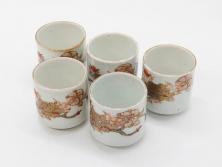 江戸期　古伊万里　染付　牡丹のデザインが上品なお猪口5客セット(金彩、ちょう、蝶、花、蕎麦猪口、酒器、おちょこ、御猪口、湯呑み、湯のみ、和食器)(R-079563)