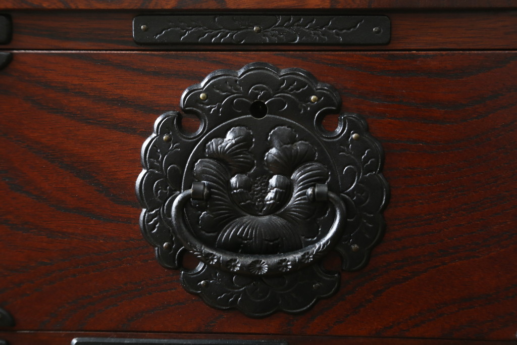 中古 美品　岩谷堂箪笥　美しい杢目と豪華な金具が目を惹く車箪笥(衣装箪笥、収納箪笥、整理箪笥、和箪笥、引き出し)(R-076231)