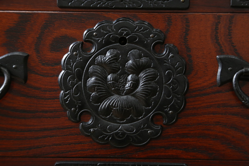 中古 美品　岩谷堂箪笥　美しい杢目と豪華な金具が目を惹く車箪笥(衣装箪笥、収納箪笥、整理箪笥、和箪笥、引き出し)(R-076231)