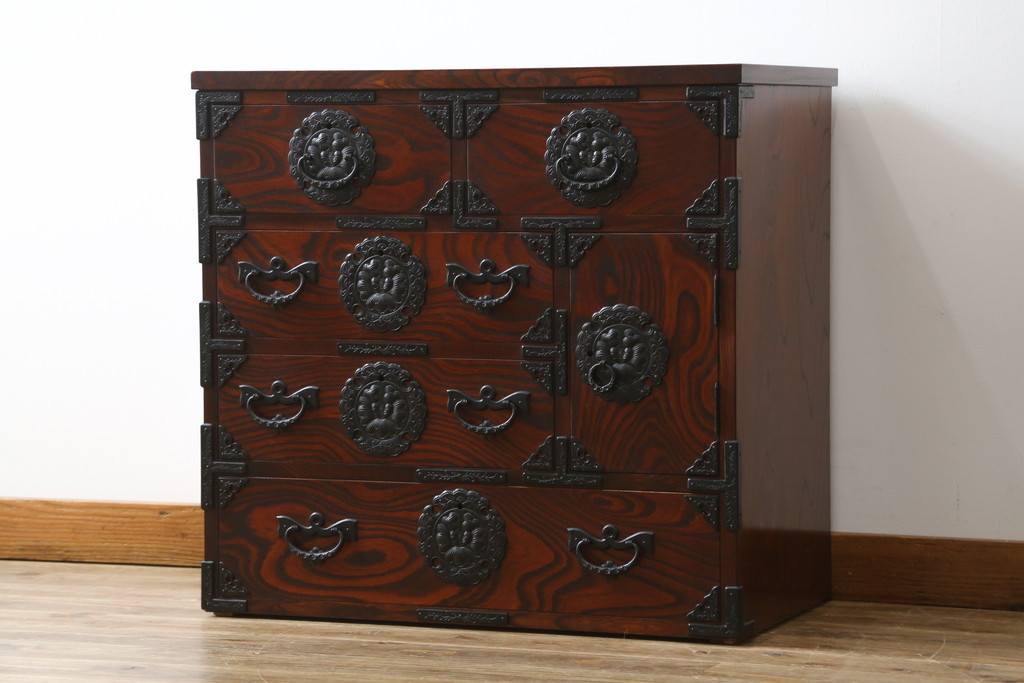 中古 美品　岩谷堂箪笥　美しい杢目と豪華な金具が目を惹く車箪笥(衣装箪笥、収納箪笥、整理箪笥、和箪笥、引き出し)(R-076231)
