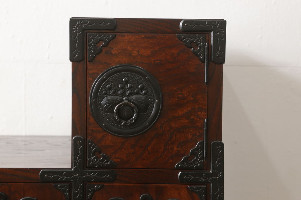 中古　美品　岩谷堂箪笥　黒々とした金具が存在感を放つ階段箪笥(和タンス、収納箪笥)(R-059272)