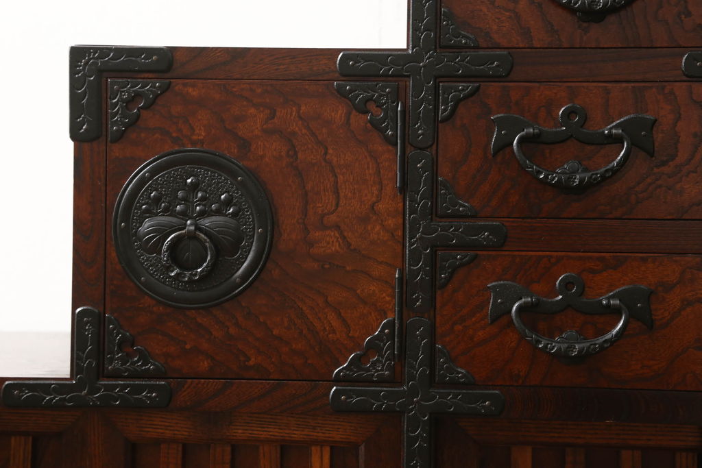 中古　美品　岩谷堂箪笥　黒々とした金具が存在感を放つ階段箪笥(和タンス、収納箪笥)(R-059272)