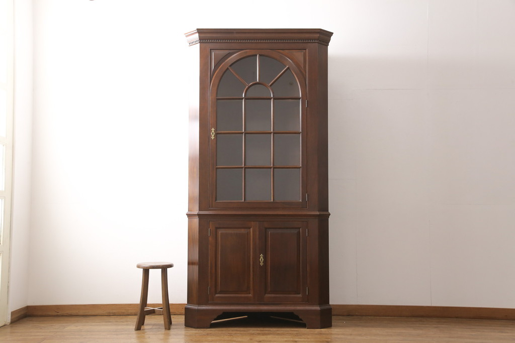中古　アメリカ　Stickley(スティックレー、スティックレイ)　マホガニー材　照明付き!　高級感漂うコーナーキャビネット(飾り棚、収納棚)(R-049704)