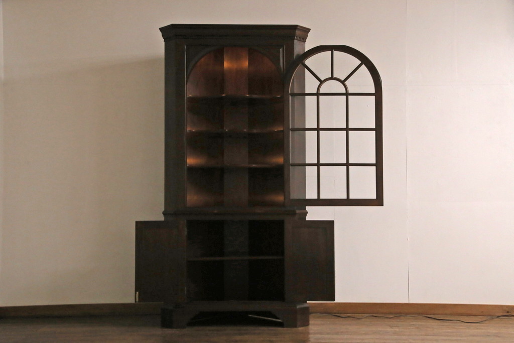 中古　アメリカ　Stickley(スティックレー、スティックレイ)　マホガニー材　照明付き!　高級感漂うコーナーキャビネット(飾り棚、収納棚)(R-049704)