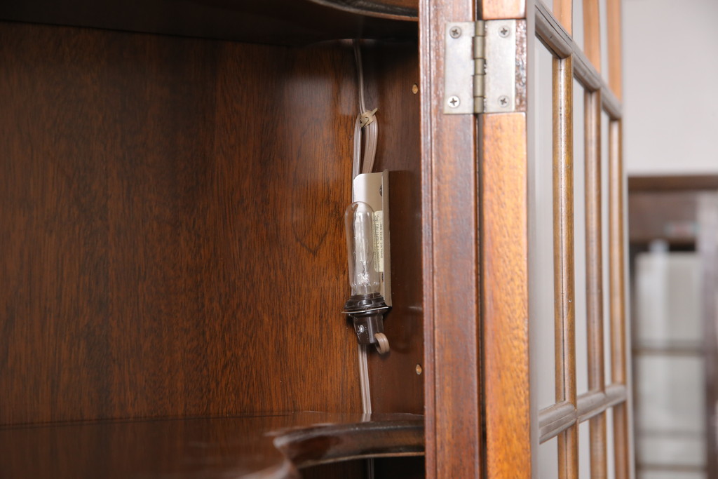 中古　アメリカ　Stickley(スティックレー、スティックレイ)　マホガニー材　照明付き!　高級感漂うコーナーキャビネット(飾り棚、収納棚)(R-049704)