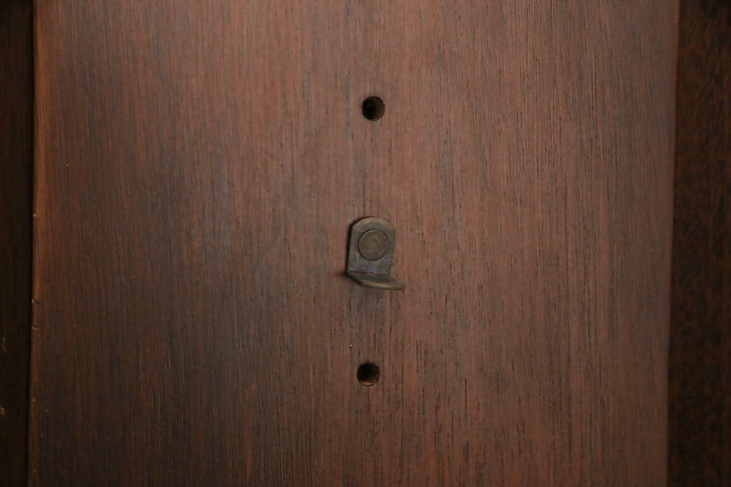 中古　アメリカ　Stickley(スティックレー、スティックレイ)　マホガニー材　照明付き!　高級感漂うコーナーキャビネット(飾り棚、収納棚)(R-049704)