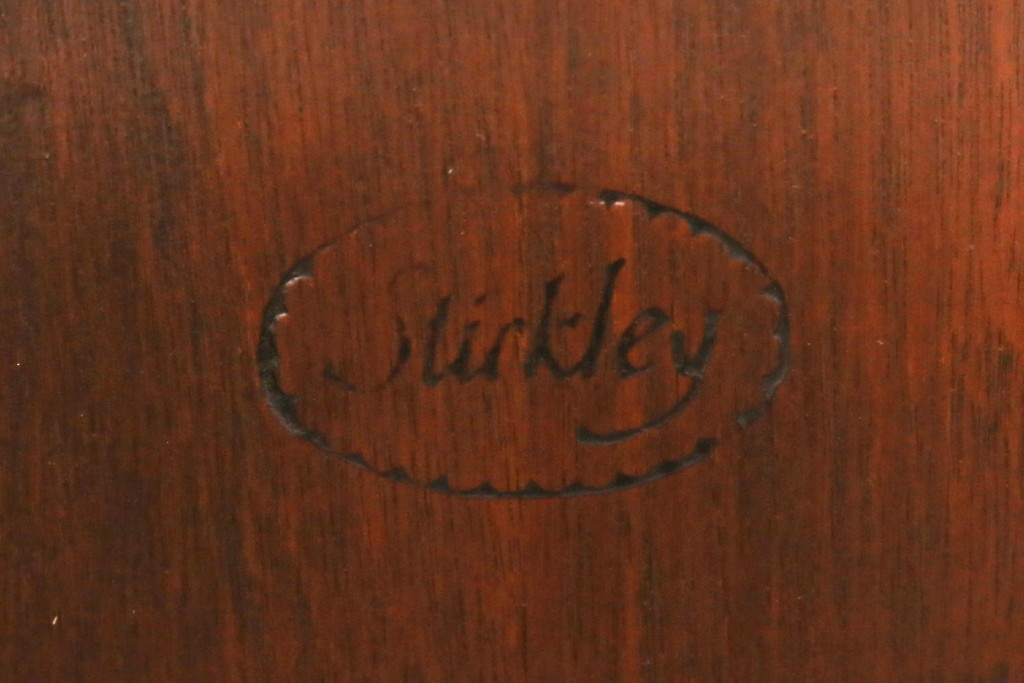 中古　アメリカ　Stickley(スティックレー)　マホガニー材　照明付き!　高級感漂うコーナーキャビネット(飾り棚、収納棚)(R-049704)
