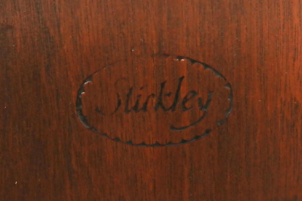 中古　アメリカ　Stickley(スティックレー、スティックレイ)　マホガニー材　照明付き!　高級感漂うコーナーキャビネット(飾り棚、収納棚)(R-049704)
