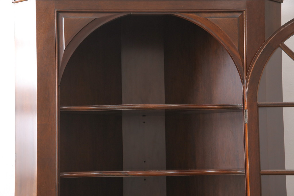 中古　アメリカ　Stickley(スティックレー、スティックレイ)　マホガニー材　照明付き!　高級感漂うコーナーキャビネット(飾り棚、収納棚)(R-049704)