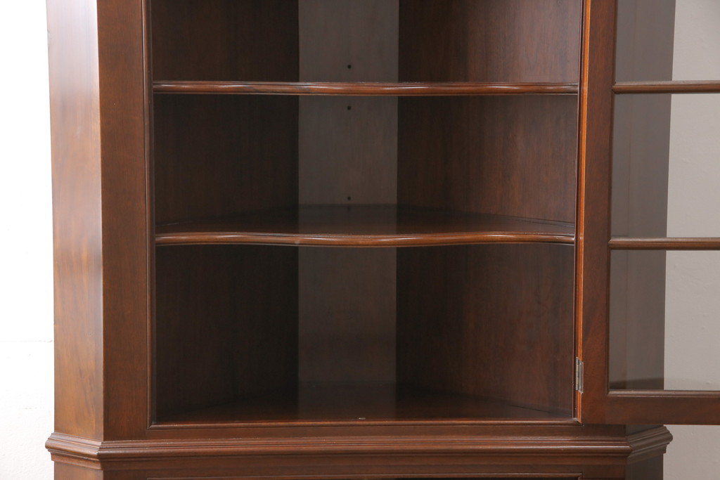 中古　アメリカ　Stickley(スティックレー、スティックレイ)　マホガニー材　照明付き!　高級感漂うコーナーキャビネット(飾り棚、収納棚)(R-049704)