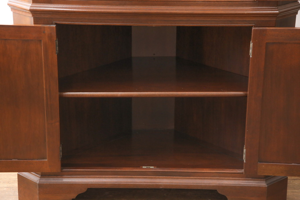 中古　アメリカ　Stickley(スティックレー、スティックレイ)　マホガニー材　照明付き!　高級感漂うコーナーキャビネット(飾り棚、収納棚)(R-049704)