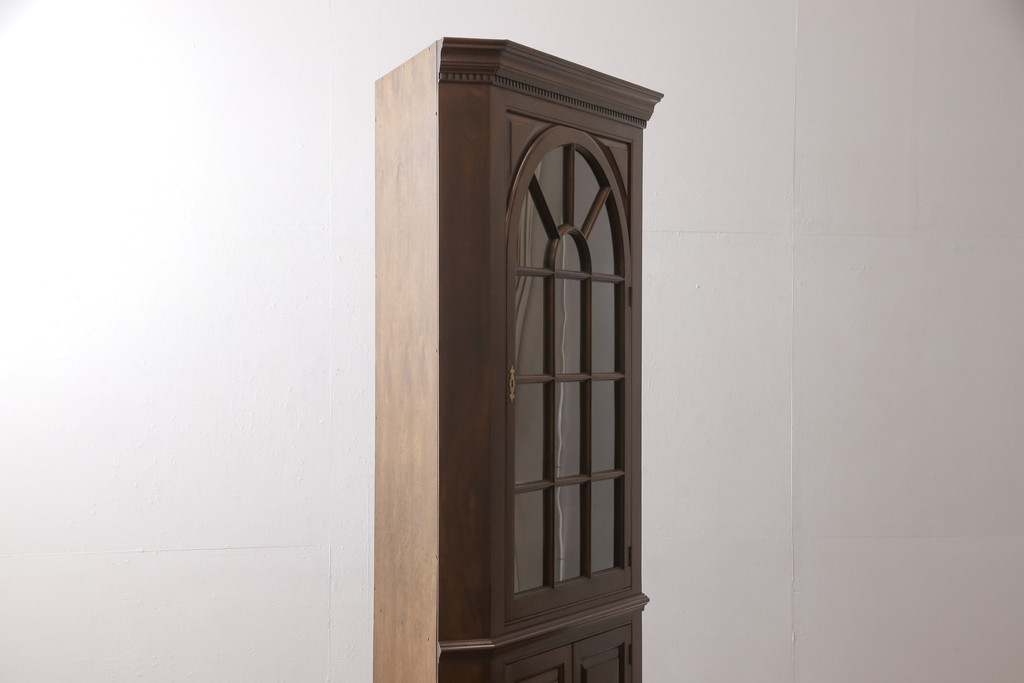 中古　アメリカ　Stickley(スティックレー、スティックレイ)　マホガニー材　照明付き!　高級感漂うコーナーキャビネット(飾り棚、収納棚)(R-049704)