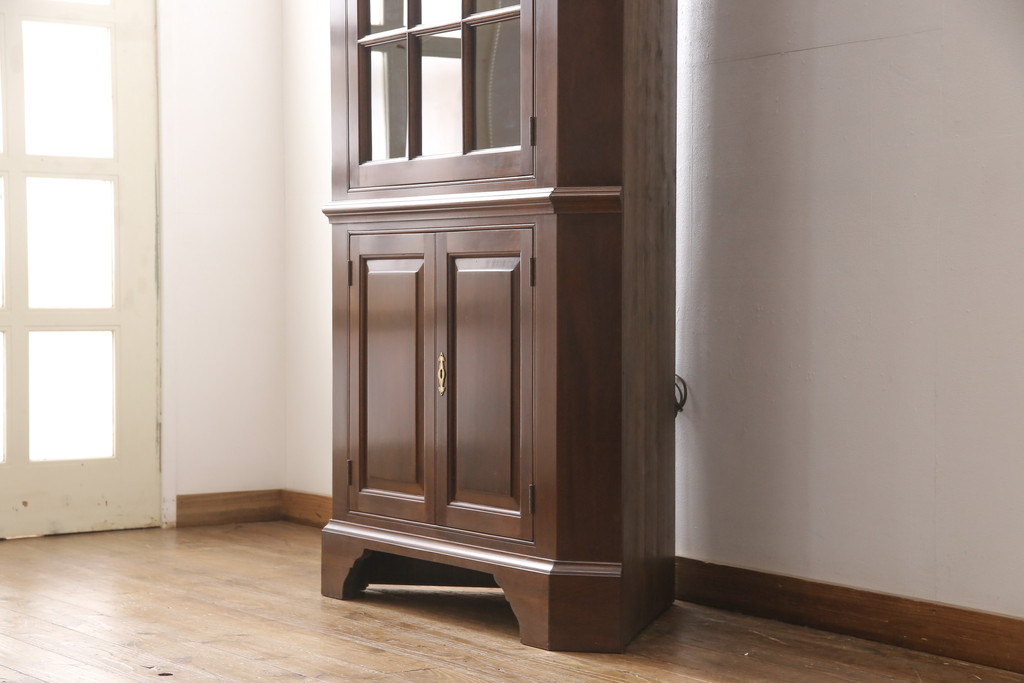 中古　アメリカ　Stickley(スティックレー、スティックレイ)　マホガニー材　照明付き!　高級感漂うコーナーキャビネット(飾り棚、収納棚)(R-049704)